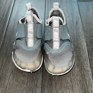 Toddler girl flex runner Nike sneakers